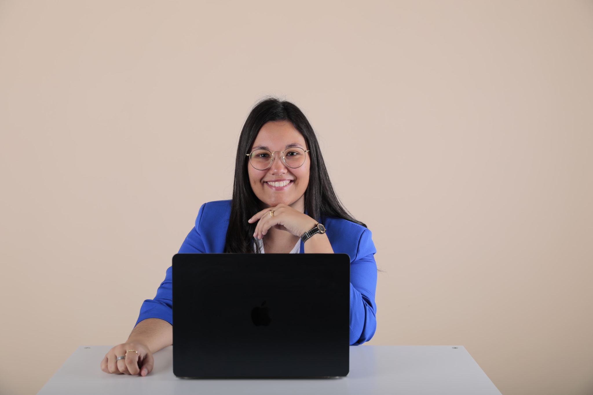 Catarina Capinha à mesa com o seu computador