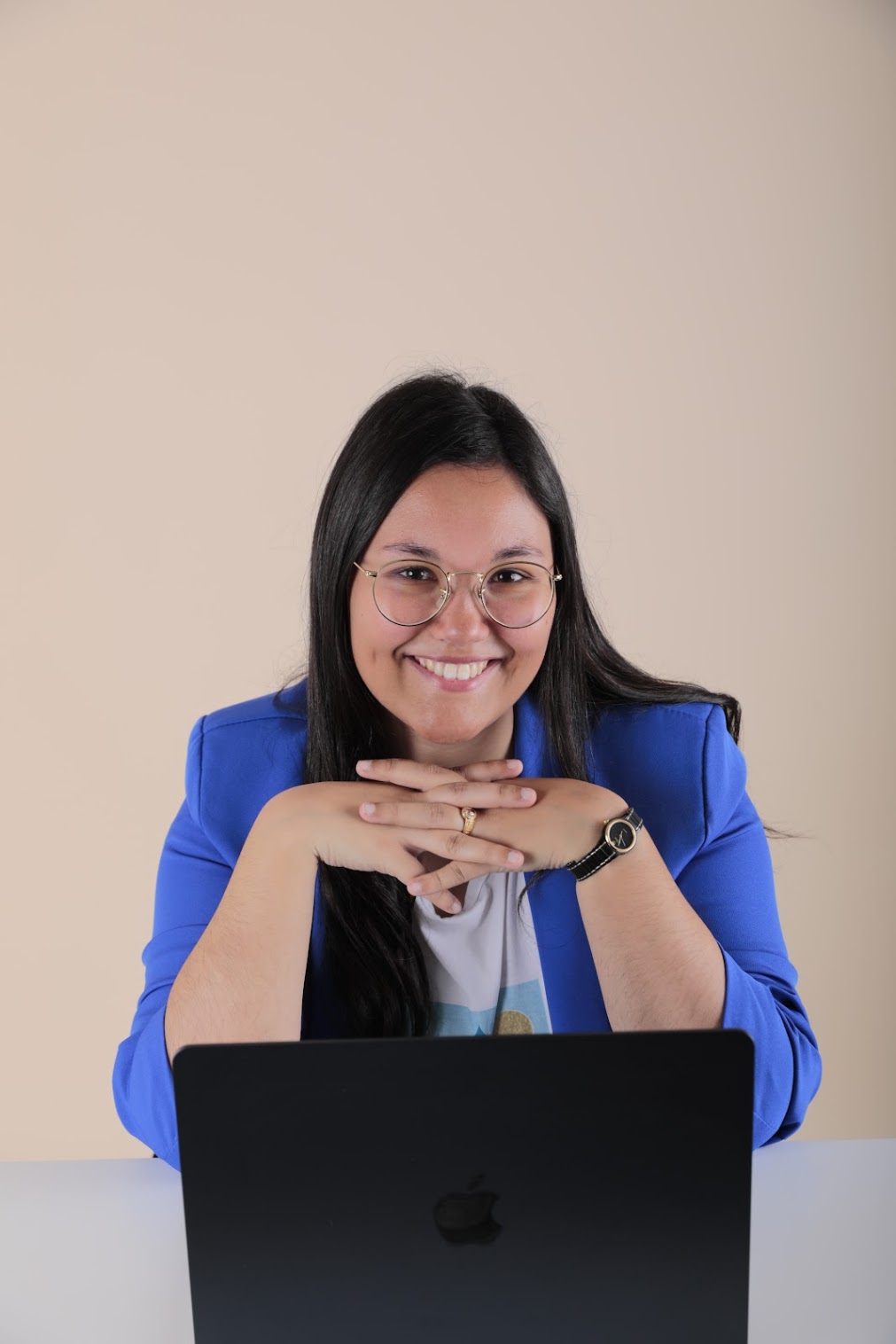 Catarina Capinha de blazer azul, sentada ao computador