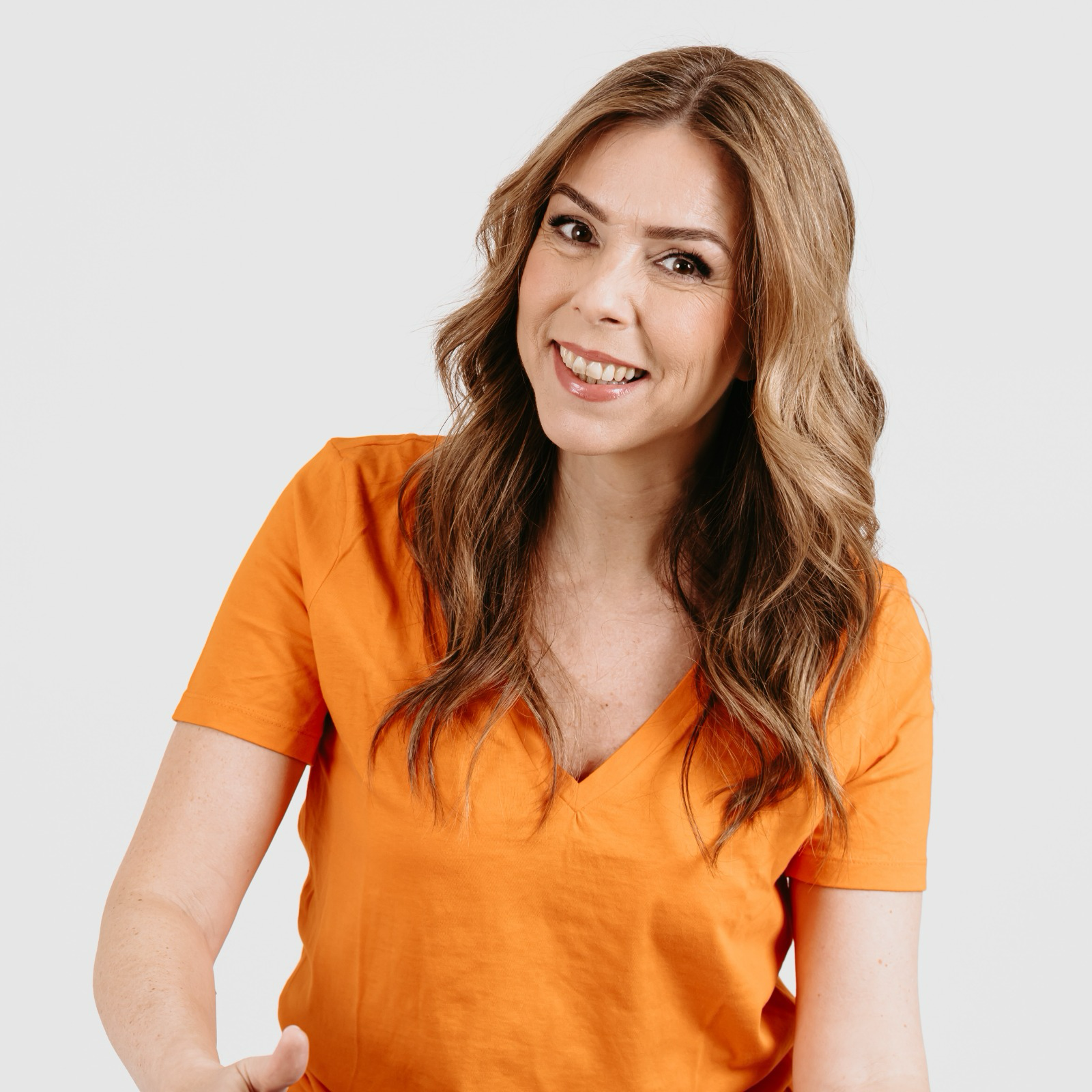 Kika Laje com blusa laranja
